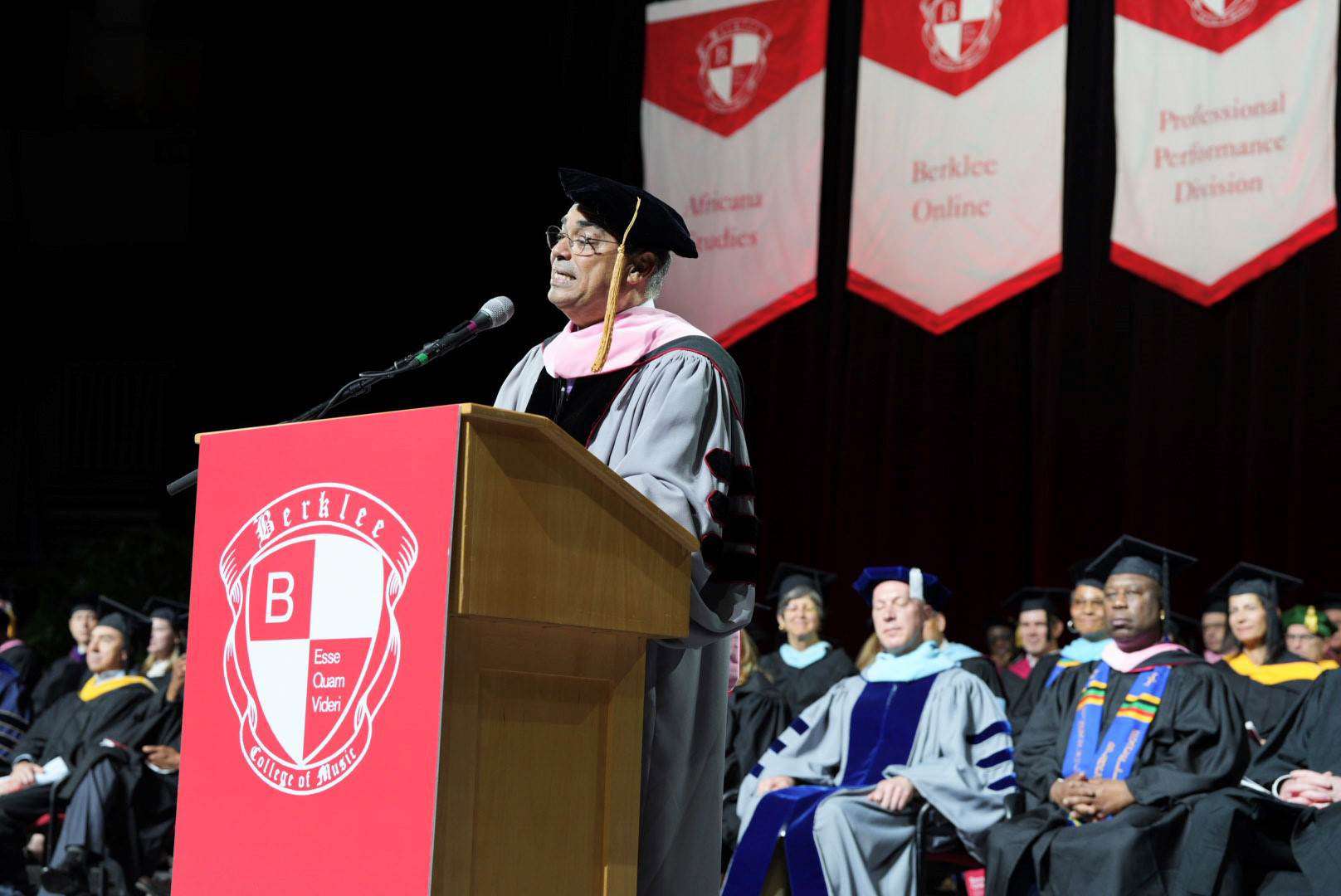Gilberto Santa Rosa recibe doctorado honoris causa de la Universidad de Berklee