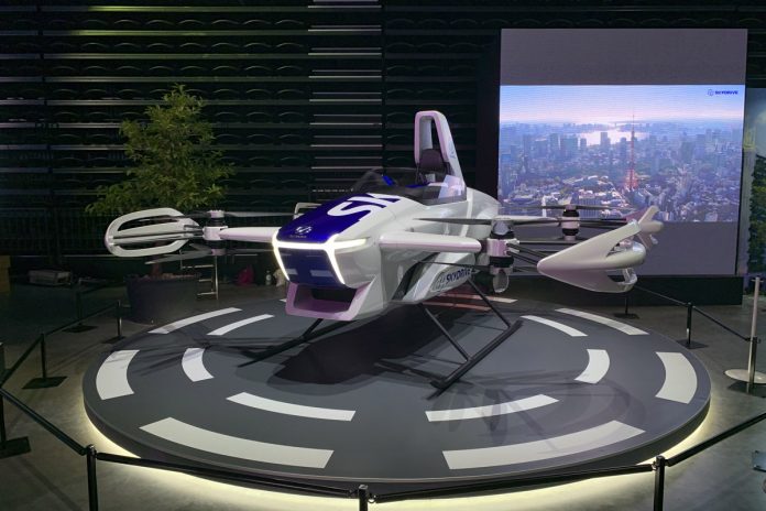 Vehículos voladores y moda del futuro en la feria SusHi Tech de Tokio
