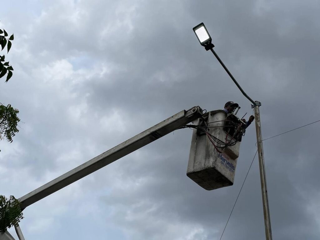 Instalan luminarias en beneficio de 50 familias en urbanización Rosalinda de Los Guayos