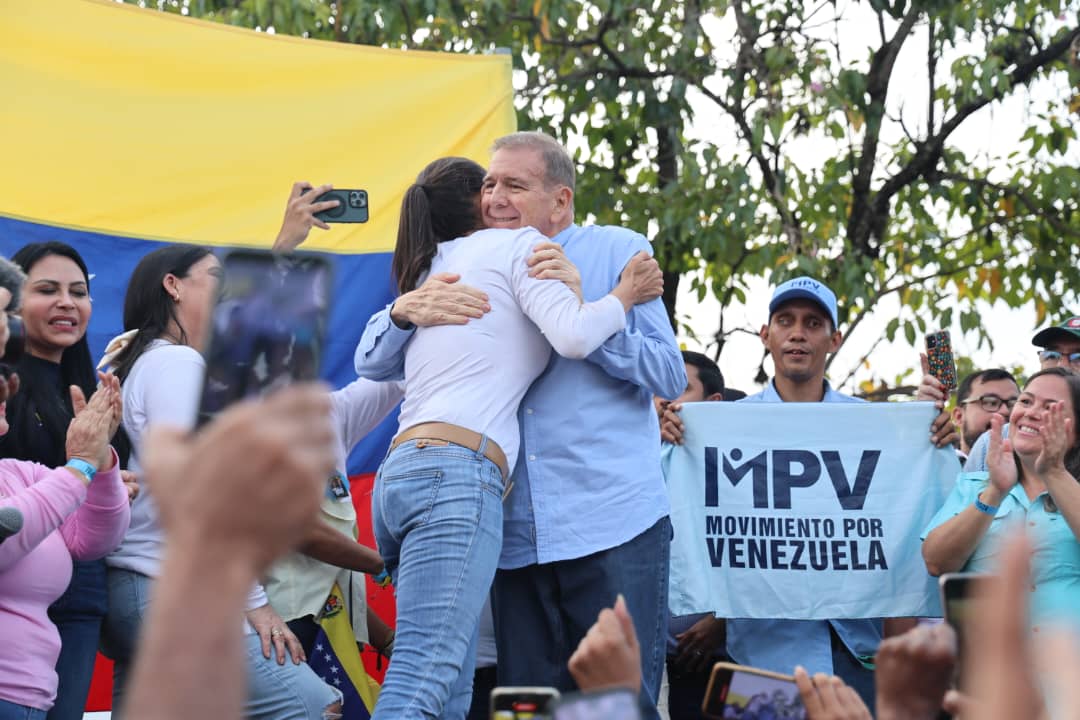 Edmundo González y María Corina Machado encabezaron multitudinario acto en Guatire