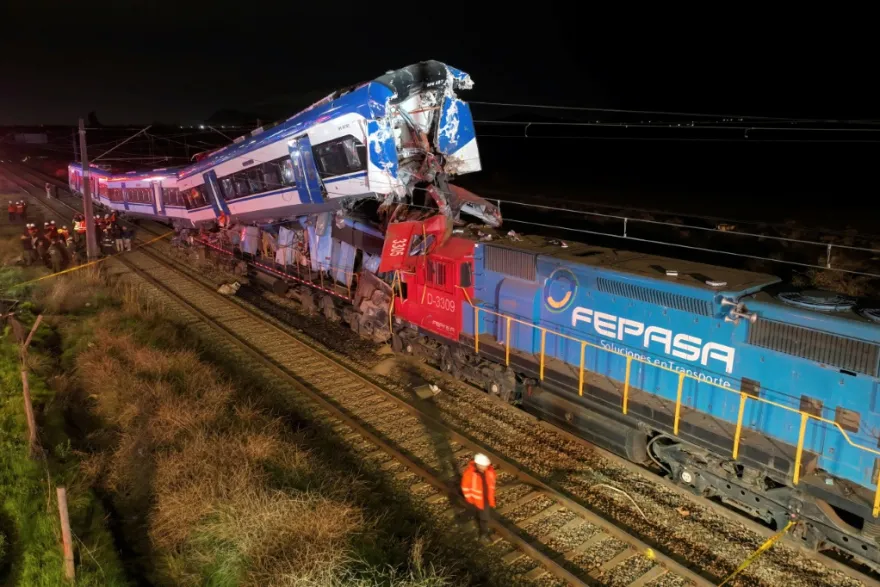 Dos muertos y nueve heridos en choque frontal de trenes en Chile