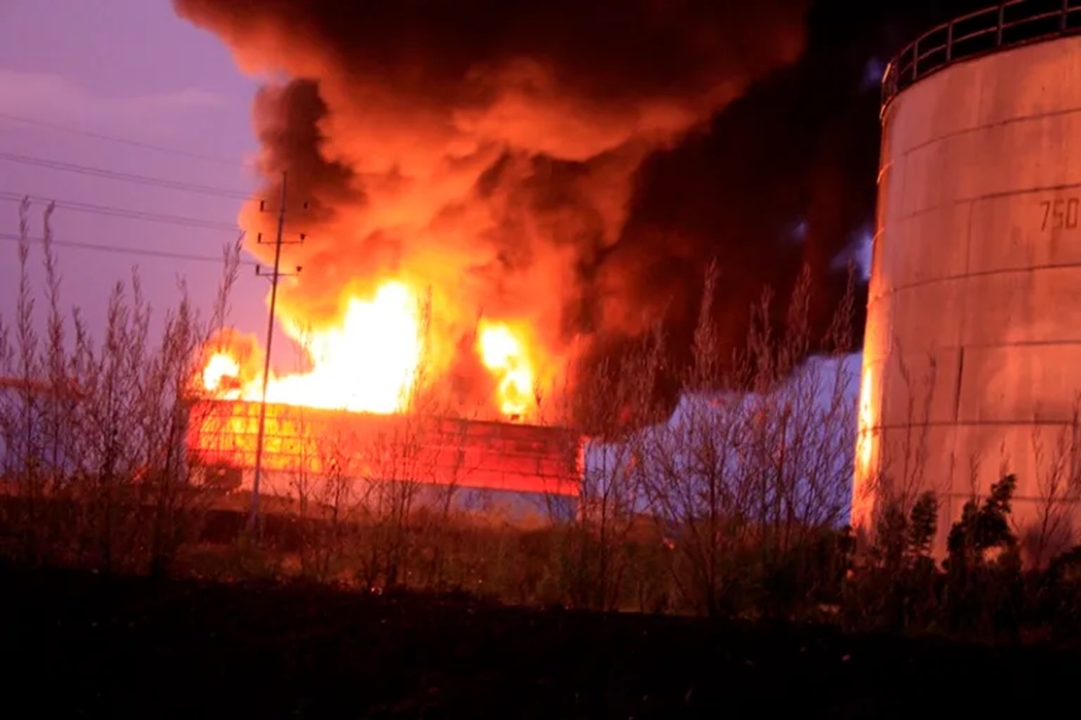 Cabimas: bomberos piden mantener la calma y aseguran que apagarán incendio en tanque petrolero