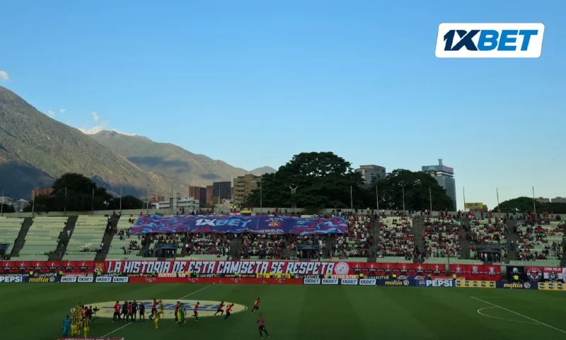 Bandera del tamaño de un edificio de 16 pisos: cómo los fans de Caracas FC apoyaron a su equipo ante Deportivo Táchira